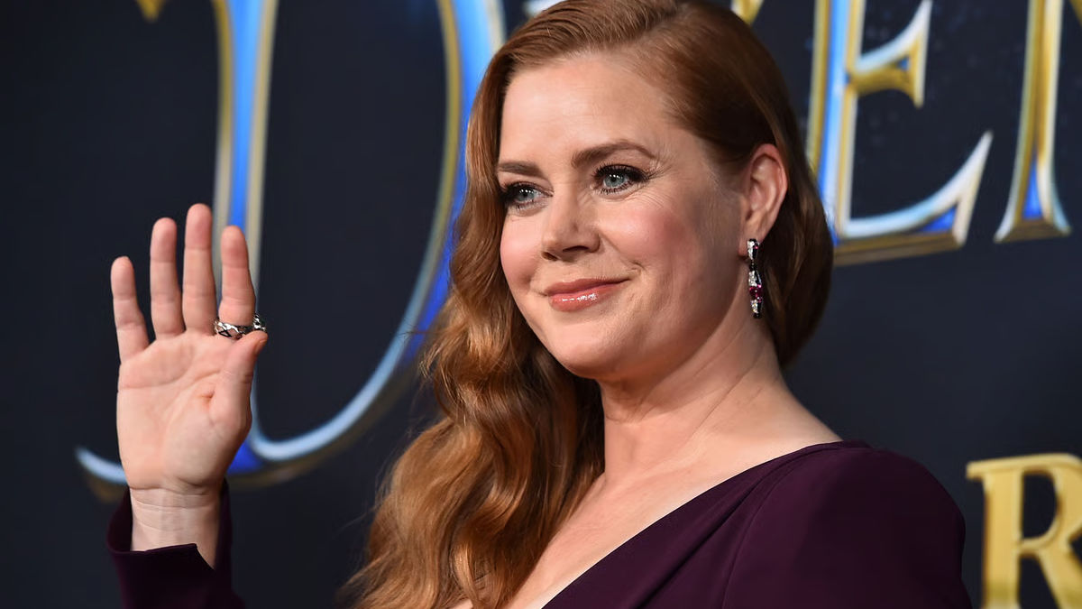 Amy Adams, Lionne en robe de princesse et regard de sniper