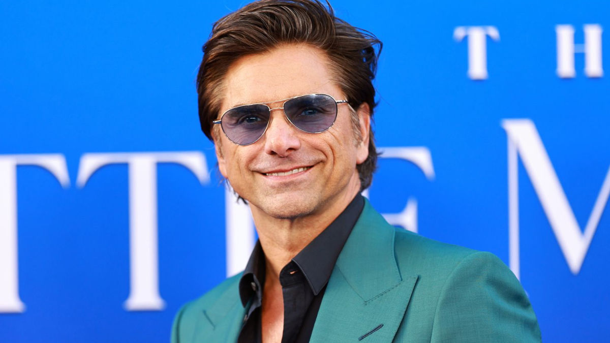 John Stamos, Lion au brushing parfait : il a dompté les années 90… et ton cœur