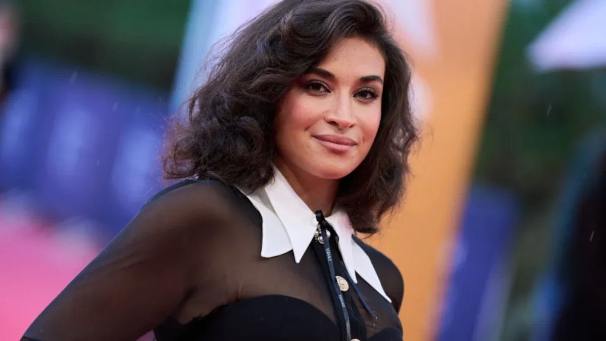 Camélia Jordana, une Vierge affirmée qui transforme chaque scène en manifeste Camélia Jordana, une Vierge affirmée qui transforme chaque scène en manifeste