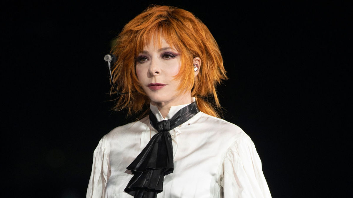 Toujours envoûtante, Mylène Farmer reste une Vierge hors du temps